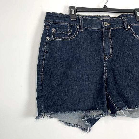Torrid 5” Vintage Stretch Mid Rise Jean Shorts. Size 18. - Picture 5 of 13
